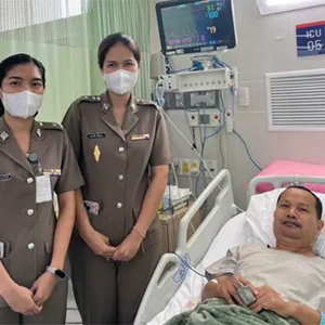 From left: Police Lieutenant Thamonwan Chanakiat and Captain Suthasinee Measa visit Dr Veera Kaengkasikarn during his recovery in Chulabhorn Hospital.